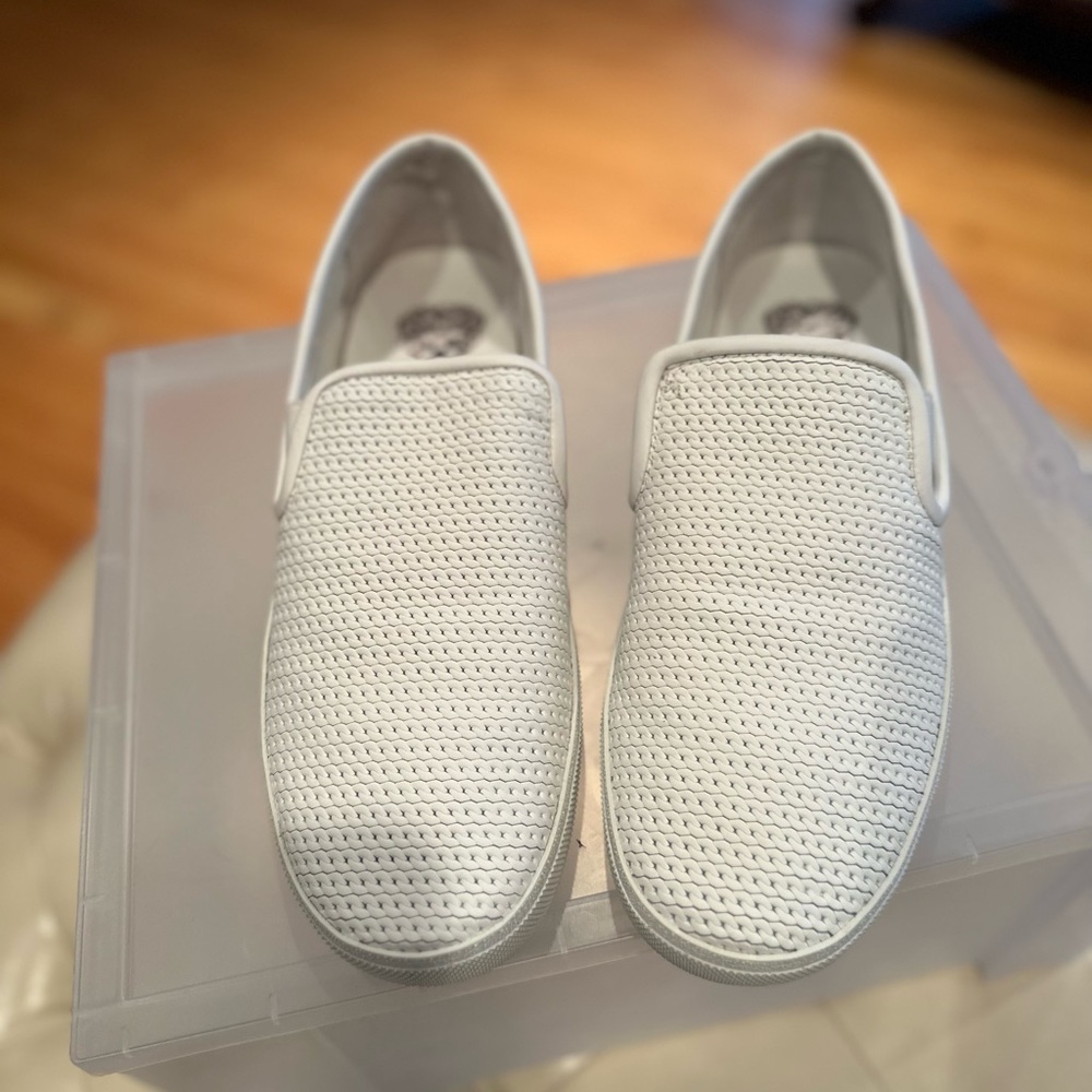Vince Camuto white leather perforated deck sneakers 🤍 size 11 runs a little big